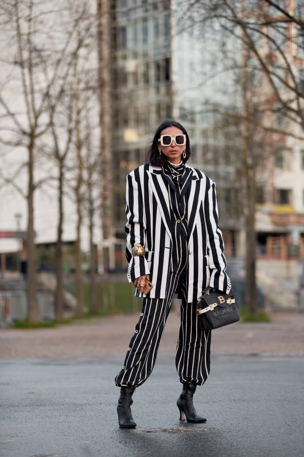 Paris SS 2020 Street Style - STYLE DU MONDE  Street Style Street Fashion  Photos Bottega Veneta chain pouch bag