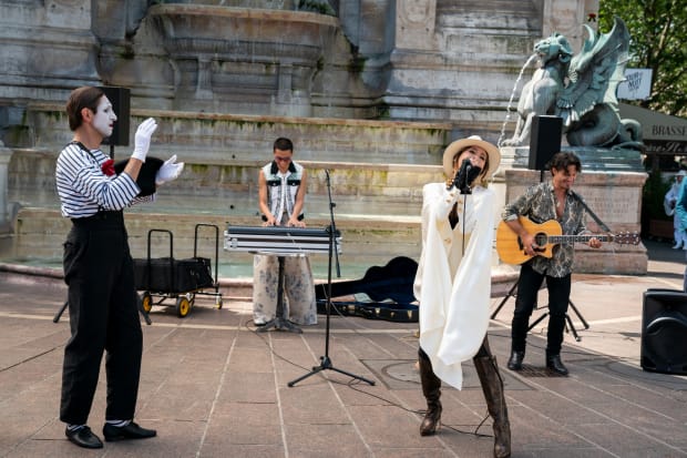 Emily in Paris' Returns With Authentic French Fashion, Sublime Vintage and  a Tribute to Alber Elbaz