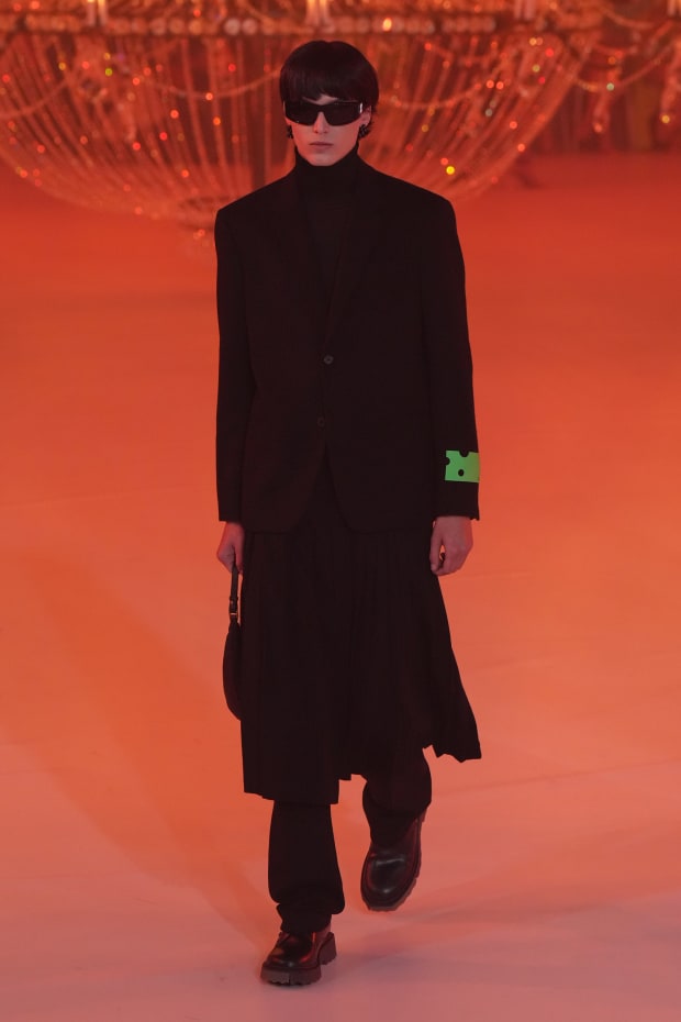 Off-White Fall 2022 Collection: Virgil Abloh Tribute at PFW – Footwear News