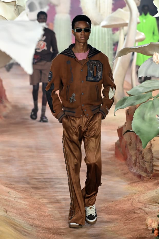 METCHA  Travis Scott collaborates with Kim Jones for Dior's Spring 2022  Menswear Collection.