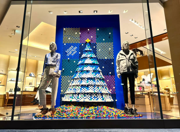 Louis Vuitton Holiday Window Display at Saks Fifth Avenue,…