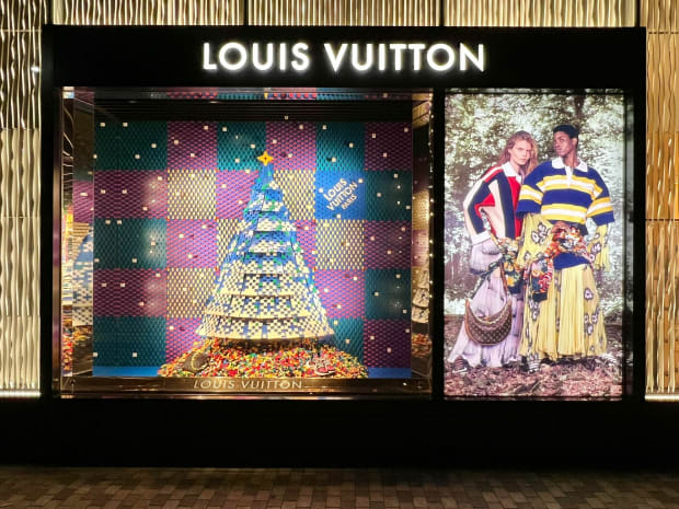 The Absolute Best Holiday Windows of 2018 - VIE Magazine