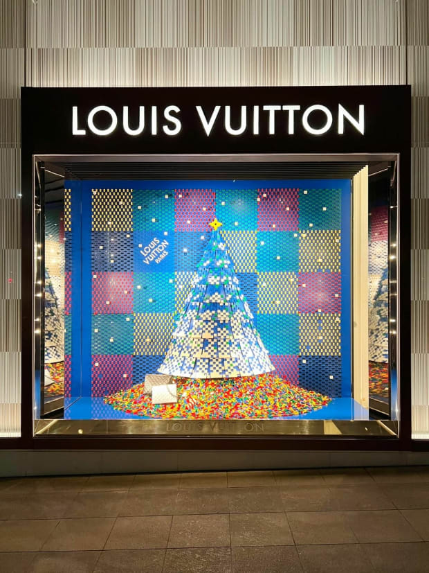 Louis Vuitton  Store window displays, Store window, Holiday
