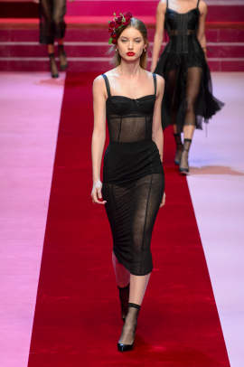 Dolce & Gabbana's Queens of Hearts Were a Sparkly Feast for the