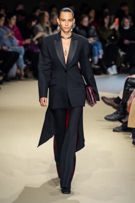 See Every Look From Alexander McQueen s Fall 2018 Collection