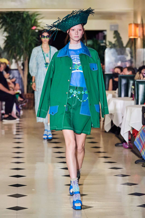 Anna Sui Transports Us to Her Cool-Girl Paradise for Spring 2022 