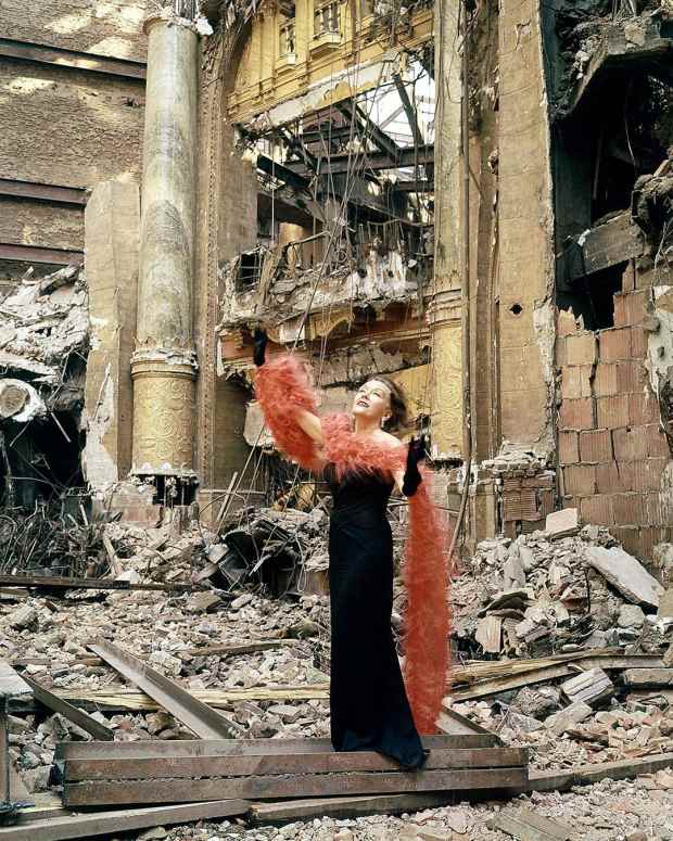 American actress Gloria Swanson in 1960 standing amidst the ruins of the Roxy theater in New York, wearing $170,000 in jewels. Photo: Eliot Elisofon, via @life/Instagram