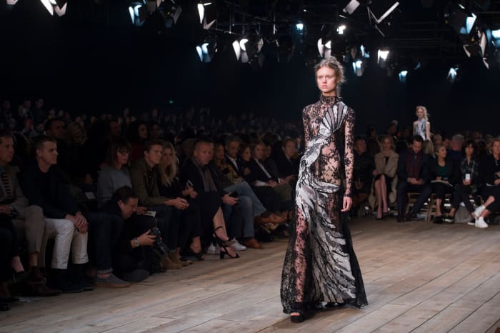 Alexander McQueen Will Return to London For Fall 2016 Runway Show ...