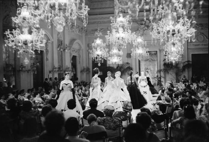 Sfilata (fashion show) in Sala Bianca, 1955. Archivio Giorgini. Photo by G. M. Fadigati. © Giorgini Archive, Florence