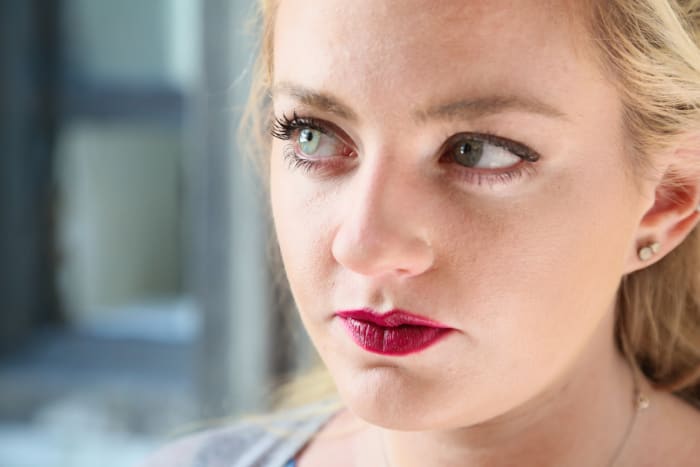 Model's eyes have not been enhanced with AIR OPTIX® COLORS Color Studio.