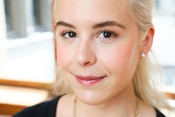 Model's eyes have not been enhanced with AIR OPTIX® COLORS Color Studio.