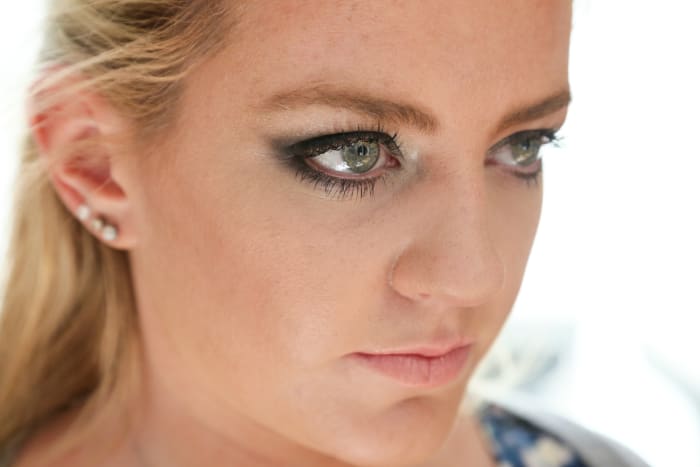 Model's eyes have not been enhanced with AIR OPTIX® COLORS Color Studio.
