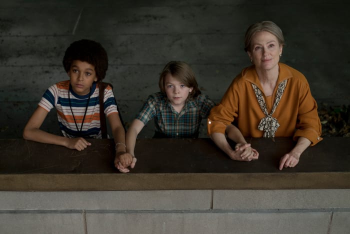 Jamie (Jaden Michael), Ben (Oakes Fegley) and Julianne Moore. Photo credit: Mary Cybulski/ Amazon Studios and Roadside Attractions