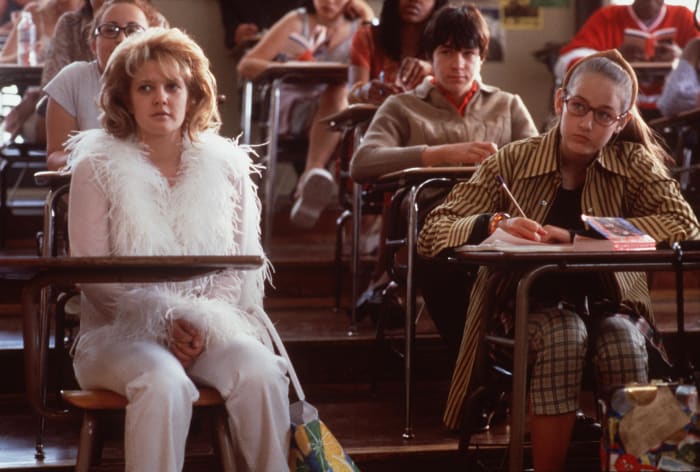 Josie Geller (Drew Barrymore) and Aldys (Leelee Sobieski) in fab mixed prints in 1999's 'Never Been Kissed.' Photo: Getty Images/Handout