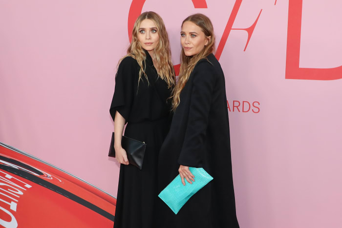 Mary-Kate Olsen e Ashley Olsen do The Row no 2019 CFDA Fashion Awards. 