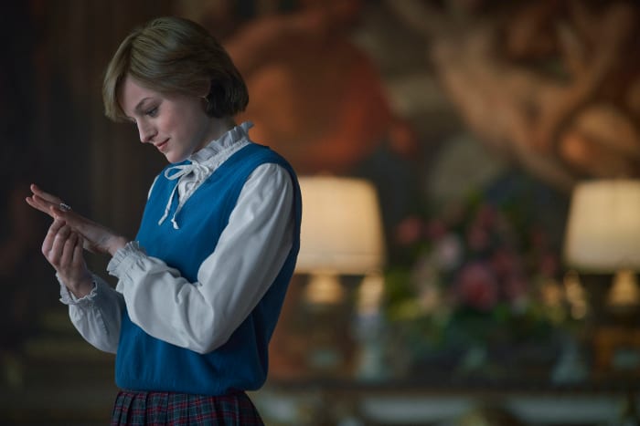 An engaged Diana (Emma Corrin) goes ring shopping at Buck House.