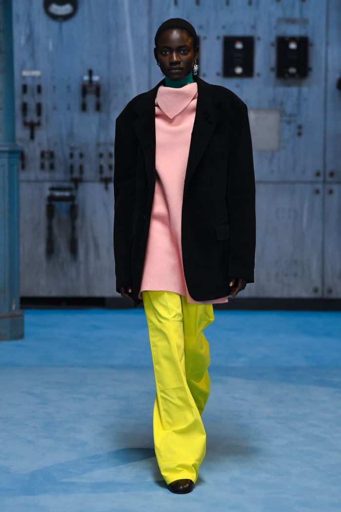 Raf Simons Offers Easy, Contradictory Elegance for Fall 2021 - Fashionista