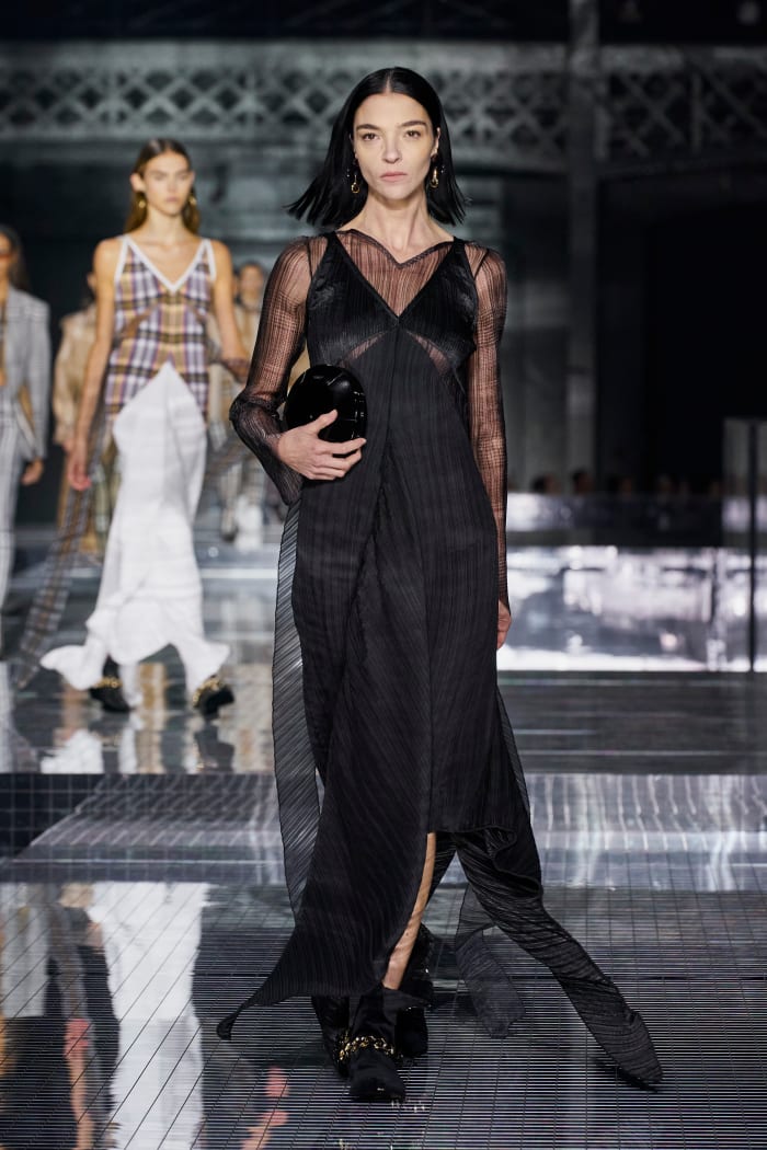 fashion fashion Mariacarla Boscono at Burberry's Fall 2020 show.