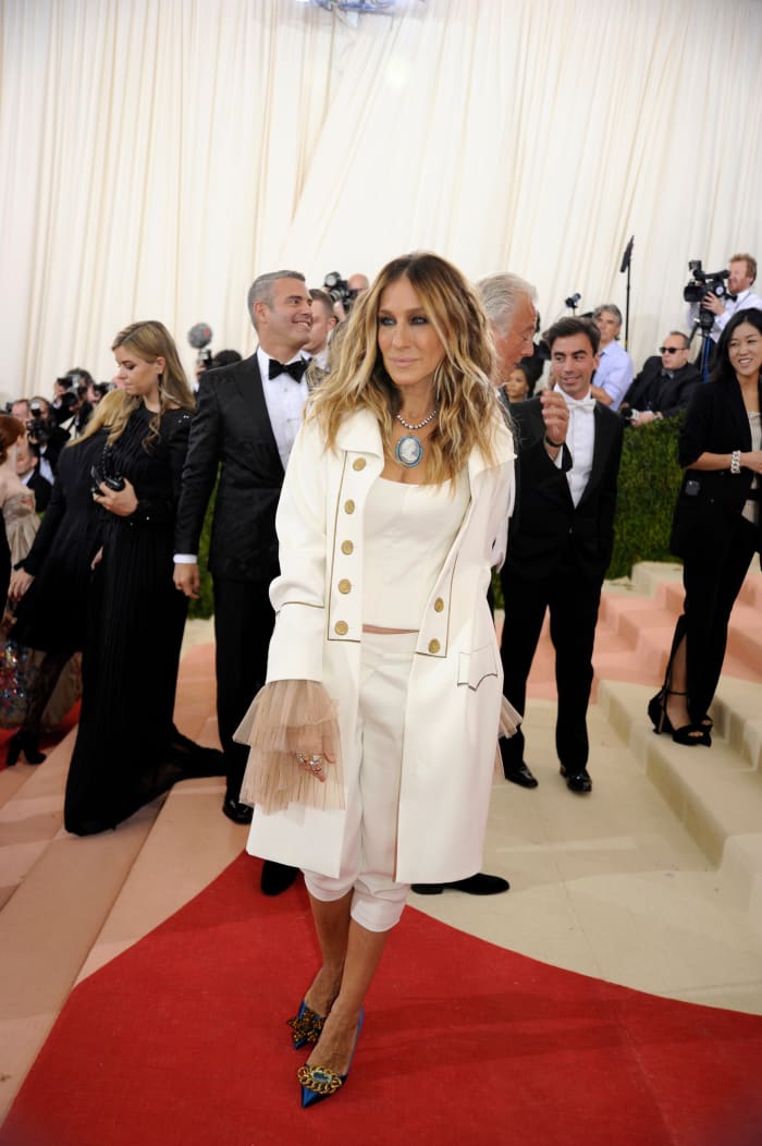 Parker, with Fernando García and Laura Kim in the background, at the 2016 'Manus x Machina' Met Gala.