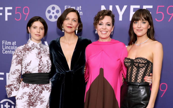 Jessie Buckley, Maggie Gyllenhaal, Olivia Colman và Dakota Johnson tại buổi chiếu sớm 'The Lost Daughter.'