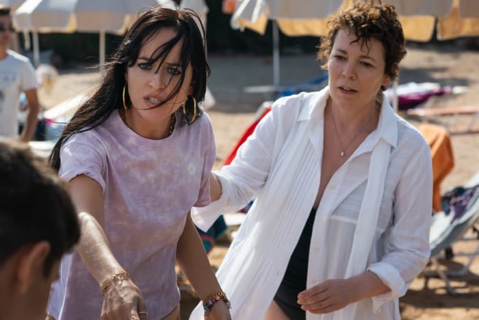 Nina (Dakota Johnson) và Leda (Olivia Colman) có một cuộc khủng hoảng trên bãi biển.