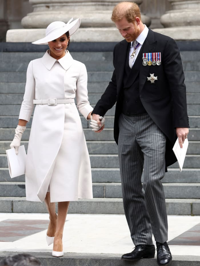 El príncipe Harry, el duque de Sussex y Meghan, la duquesa de Sussex se dan la mano cuando salen después del Servicio Nacional de Acción de Gracias para celebrar el Jubileo de Platino de la Reina de Su Majestad en la Catedral de San Pablo el 3 de junio de 2022 en Londres, Inglaterra.