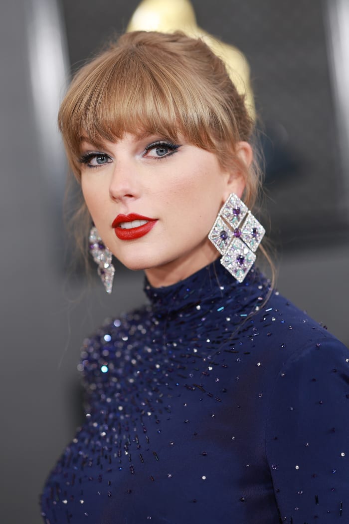 Taylor Swift Wore a 'Midnights'-Inspired Look to the 2023 Grammys ...