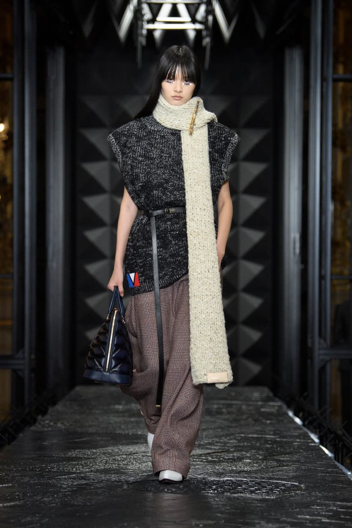 Looks Like Louis Vuitton Is Bringing Back the Y2K-Era Skinny Scarf for ...