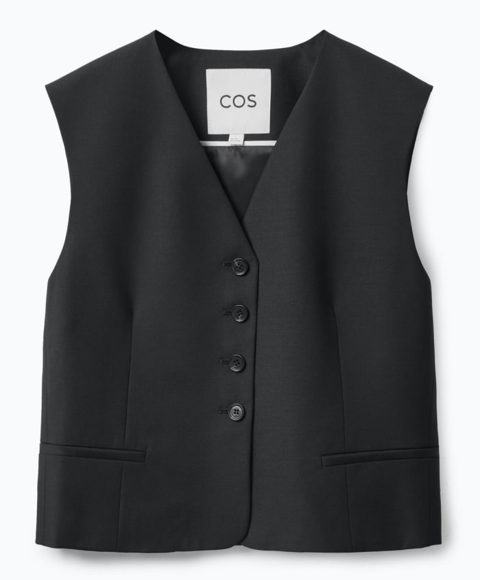 Jednorzędowa kamizelka Cos Cropped, 120 USD, dostępna tutaj (rozmiary 2-14).