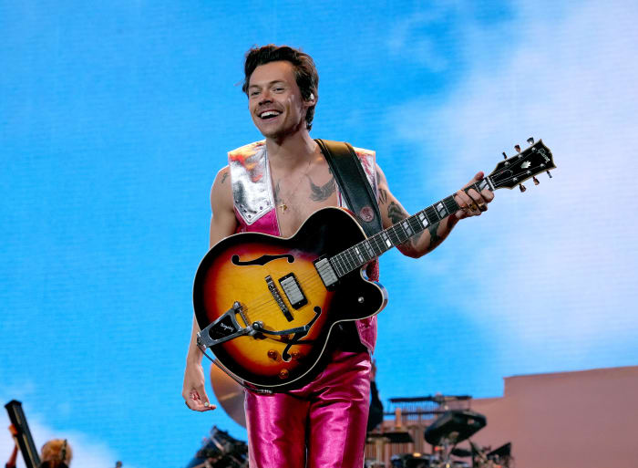 هاري ستايلز يرتدي غوتشي بينما يتصدر مهرجان كوتشيلا 2022.