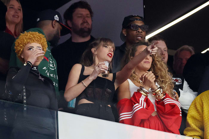 Taylor Swift Wears Travis Kelce's Jersey Number on a Diamond Necklace ...