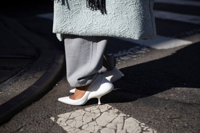 The Best Accessories We Spotted In New York Fashion Week Street Style   Nyfw Fall 2024 Street Style Shoes Bags 15 