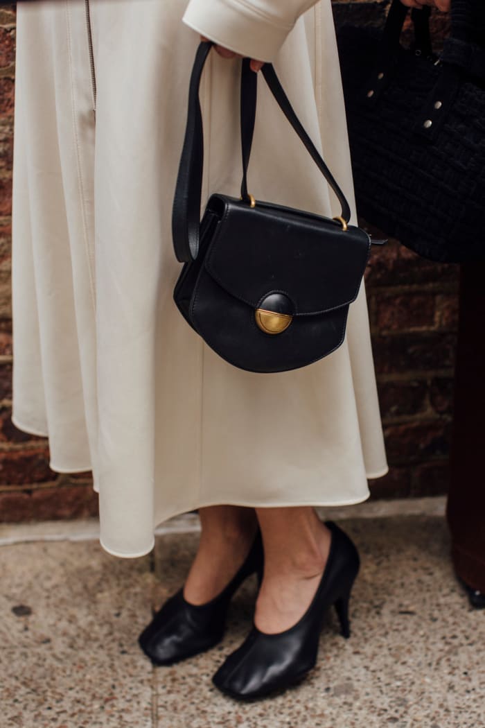 The Best Accessories We Spotted In New York Fashion Week Street Style   Nyfw Fall 2024 Street Style Shoes Bags 22 