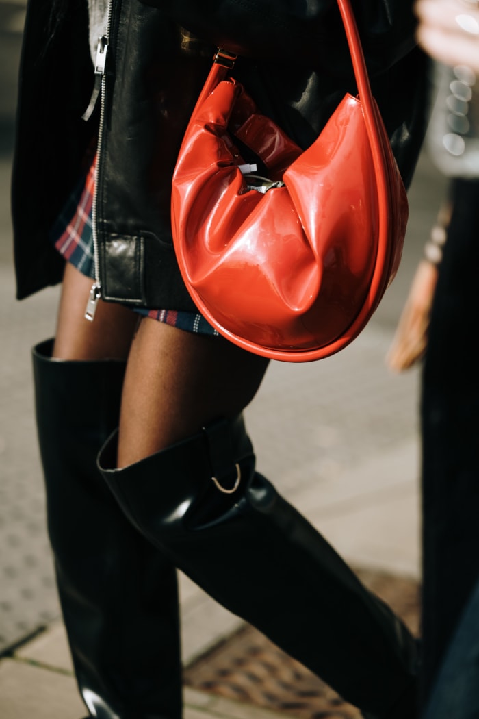 The Best Accessories We Spotted In London Fashion Week Street Style   Lfw Fall 2024 Street Style Bags Shoes 1 