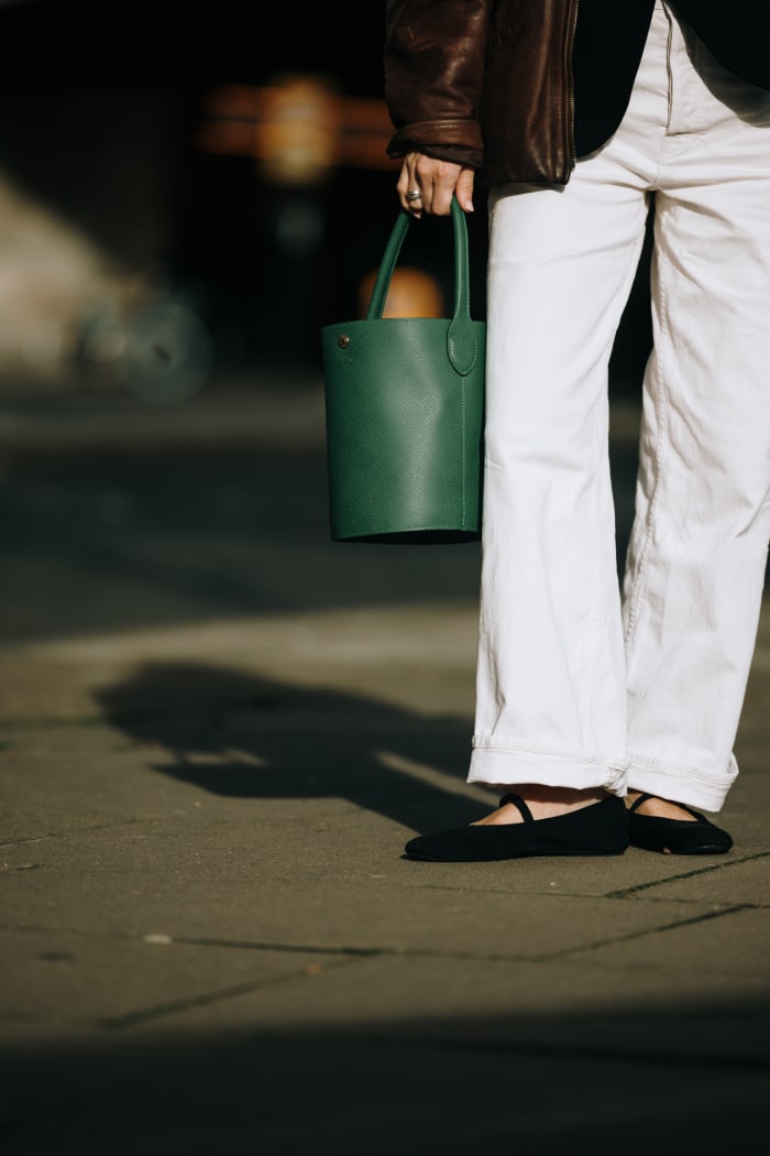 The Best Accessories We Spotted In London Fashion Week Street Style   Lfw Fall 2024 Street Style Bags Shoes 4 