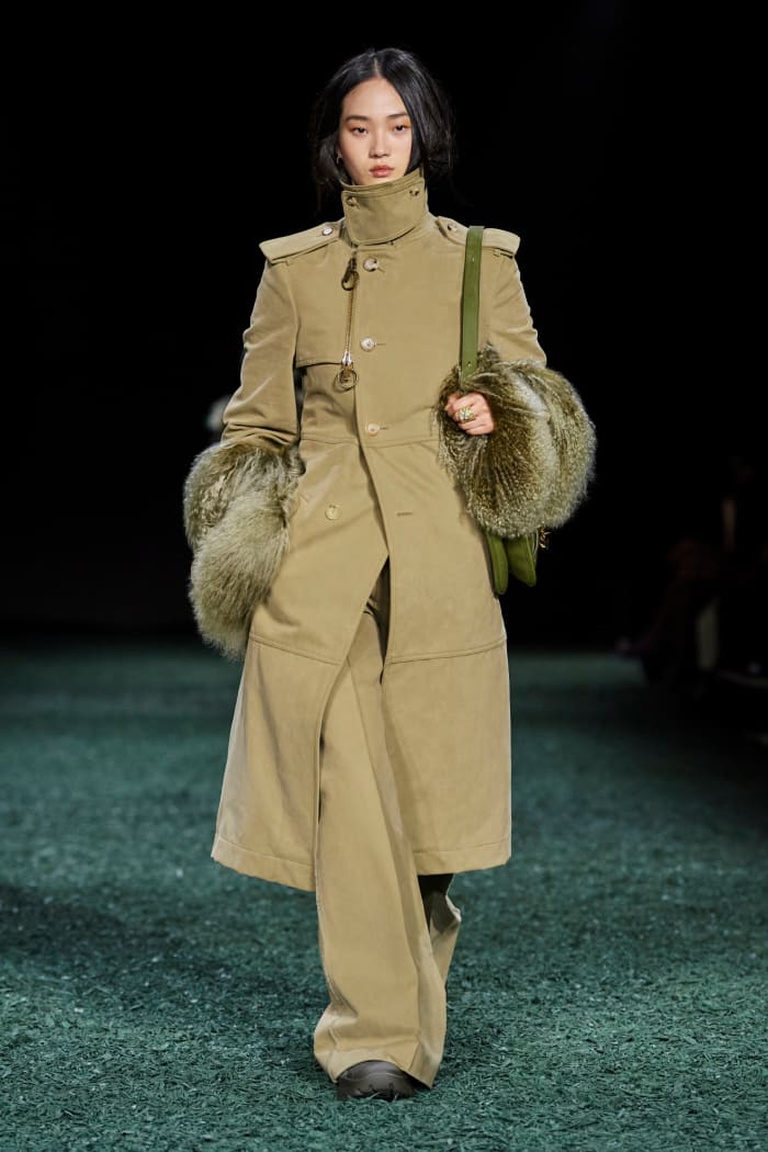 Daniel Lee Continues to Focus on Outerwear for Burberry Fall 2024 ...