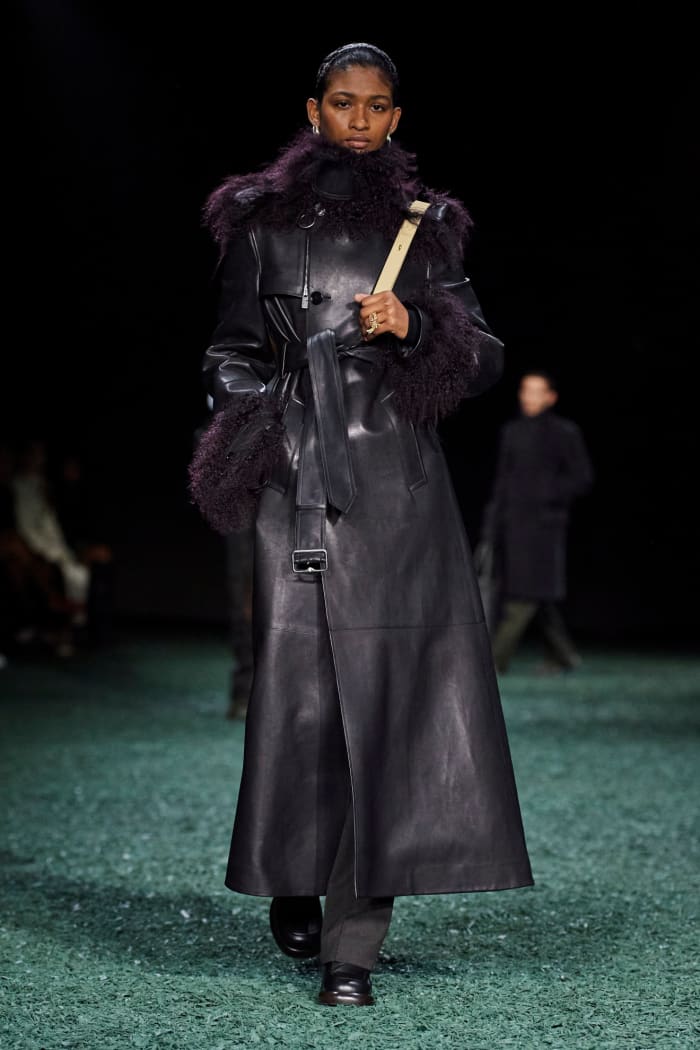 Daniel Lee Continues to Focus on Outerwear for Burberry Fall 2024 ...