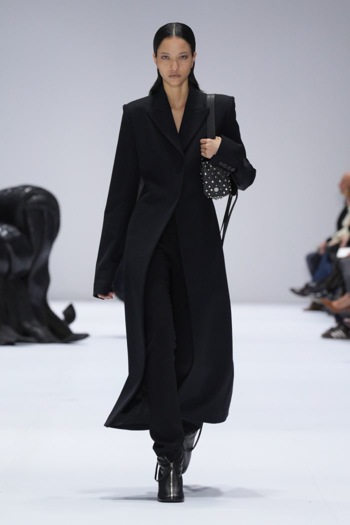 Acne Studios Plays With Sculptural Leather and Denim for Fall 2024 ...