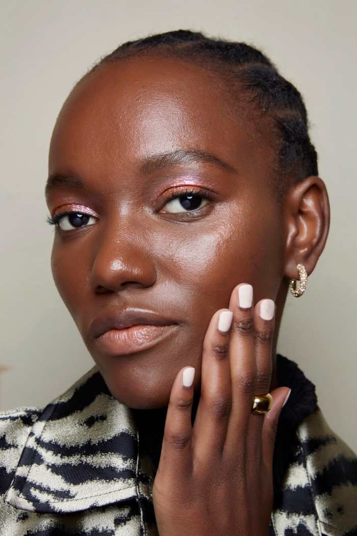 καλοκαίρι-χρώματα-νυχιών-2024-γαλακτώδες-λευκό