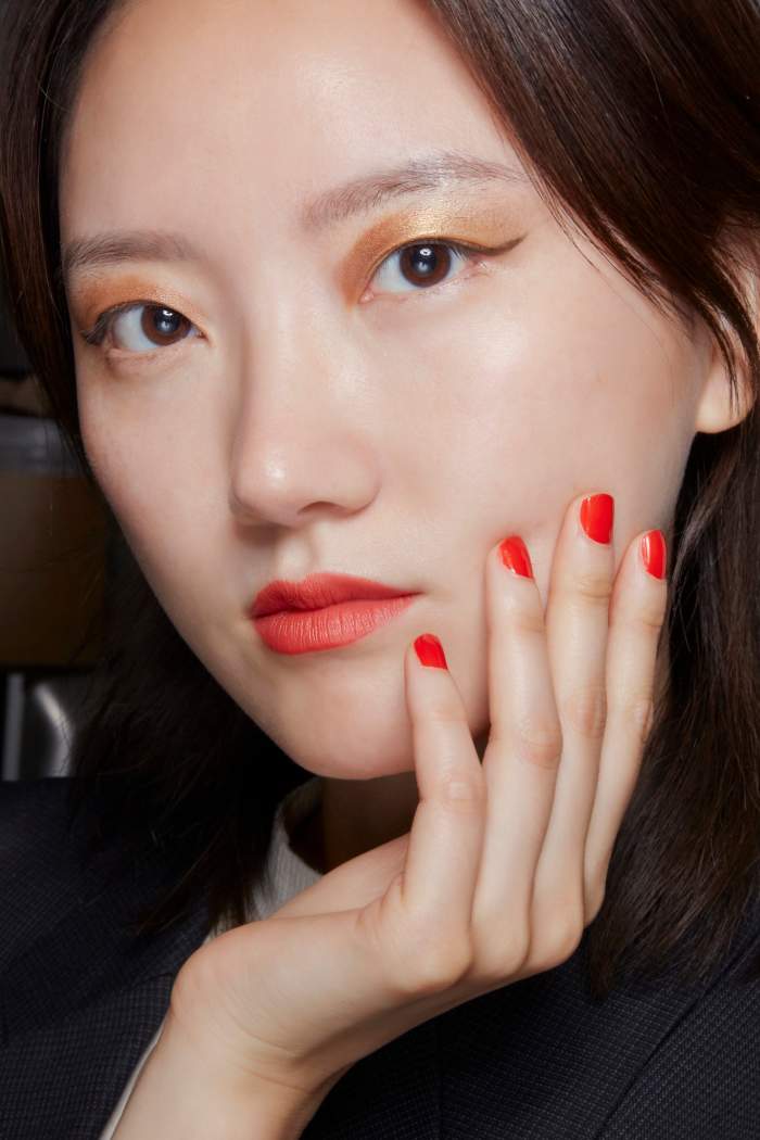 καλοκαίρι-χρώματα-νυχιών-2024-καυτό-πορτοκαλί-κόκκινο