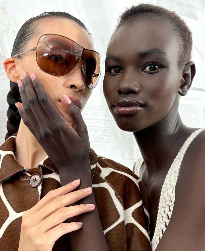 καλοκαίρι-νύχια-χρώμα-τράσεις-διαφανές-ροζ-τζινσούν