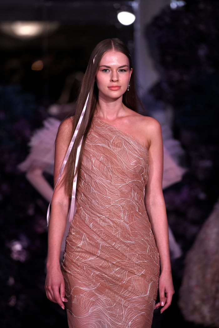 According To The Spring 2024 Runways There S No Wrong Way To Wear A   Christian Siriano Spring 2024 Hair Ribbons 9 