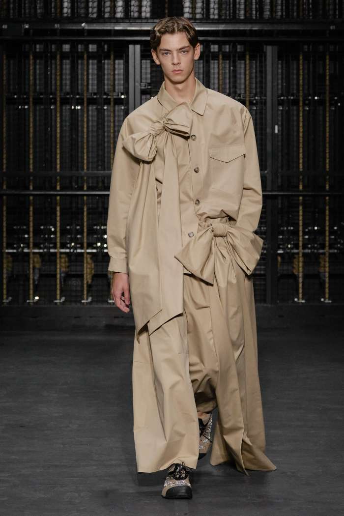 Simone Rocha Melds Roses, Bows and Bridal With Voluminous Outerwear for ...