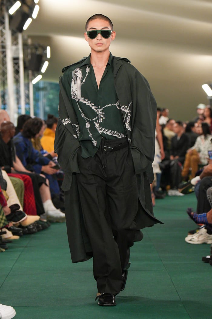 Burberry Revives Old Fabric Techniques For Summer 2024 Fashionista   Burberry Spring 2024 12 