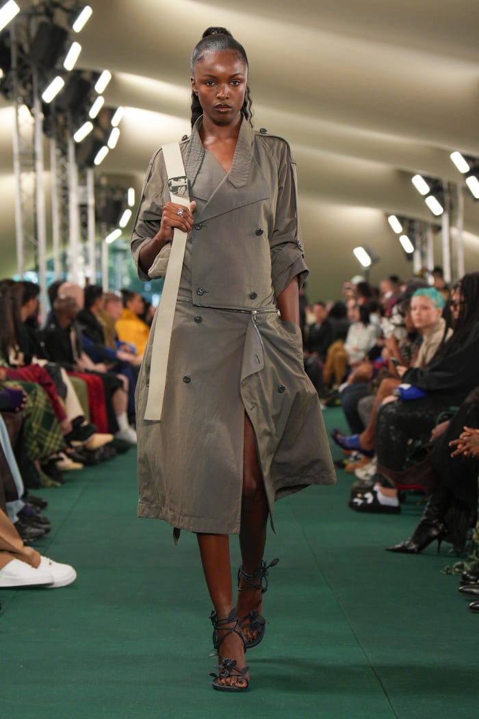 Burberry Revives Old Fabric Techniques For Summer 2024 Fashionista   Burberry Spring 2024 37 