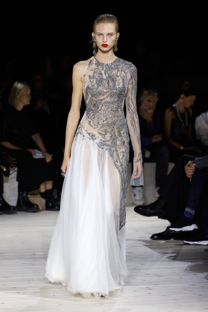 Sarah Burton S Final Alexander McQueen Collection Honors The House S   Alexander Mcqueen Spring 2024 44 