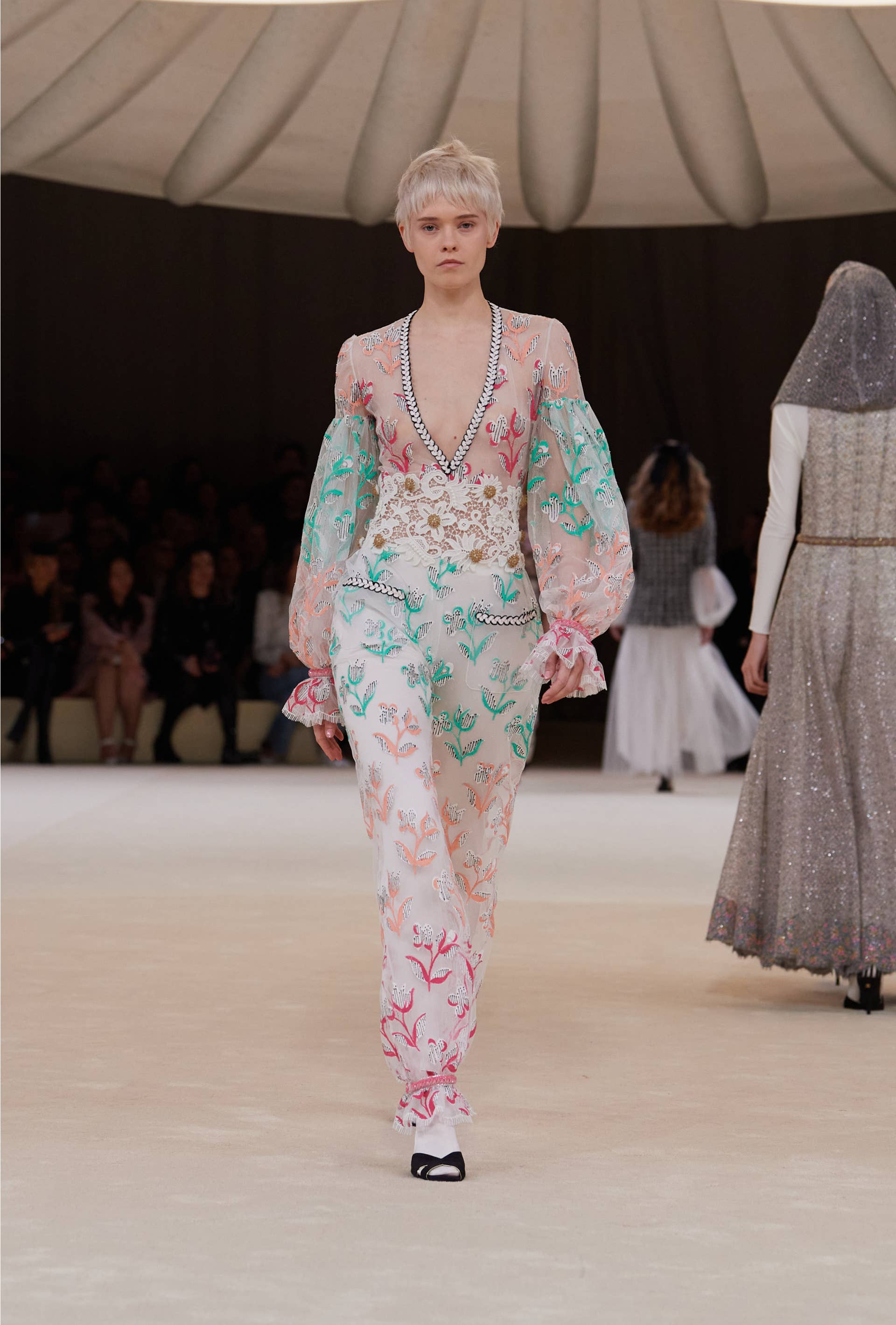chanel-haute-couture-celebrates-dancers-in-ethereal-spring-2024