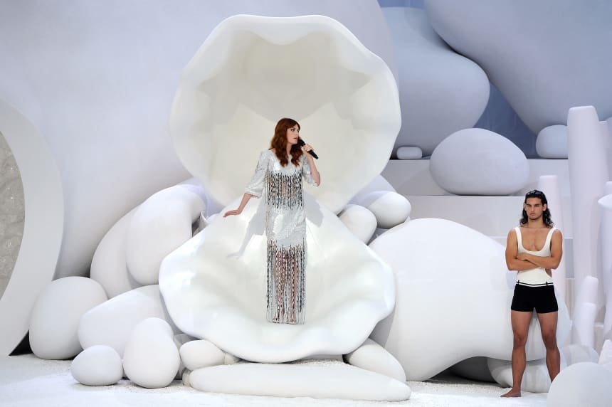 Florence Welch se apresentando no show da primavera de 2012 da Chanel.