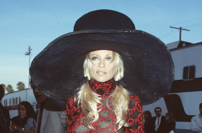 Pamela Anderson closed the huge hat