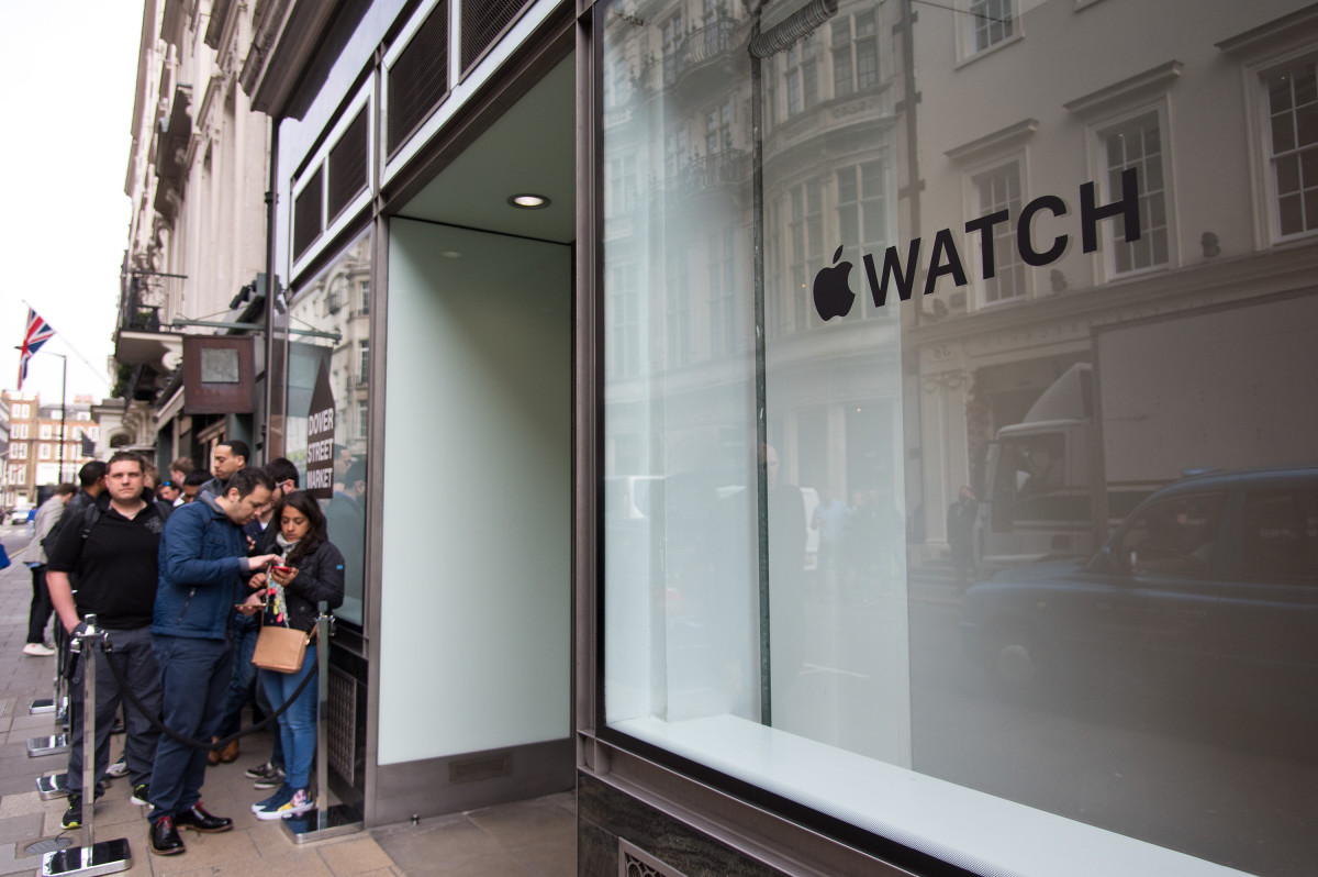 Lining up for the Apple Watch. Photo: Ben A. Pruchnie/Getty Images